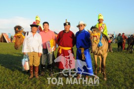 Төвийн бүсийн даншиг наадмын хурдан азарганы фото