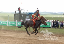 2011 он АХ-ын 90 жилийн ойн баяр наадмын түрүү Б.Өнөрбаяны хээр