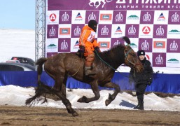 “Дүнжингаравын хурд-2013” хаврын бүсийн уралдаанд түрүүлж, айрагдсан хурдан азарганууд