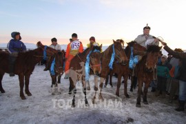 Эрдэнэтийн бүсийн уралдааны эрлийз ангилалд түрүүлж айрагдсан хүлгэд