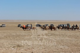 Хурдан соёолон гараанаас эргэж буй нь