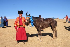 Өвөрхангайн баруун бүсийн наадамд түрүүлж, айрагдсан хурдан хүлгүүд