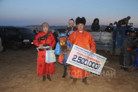 Өвөрхангайн баруун бүсийн наадамд түрүүлж, айрагдсан хурдан хүлгүүд