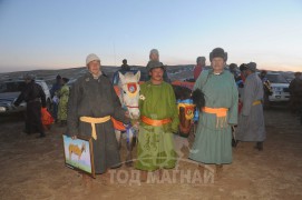 Өвөрхангайн баруун бүсийн наадамд түрүүлж, айрагдсан хурдан хүлгүүд