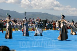 Анхны “Хотгойдын хурд”-д түрүүлж, айрагдсан дээд гурван насны морьдын фото