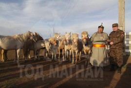 Тод манлай, Манлайгууд хурдан хүлгэдээ төрийн торгон сүрэгт бэлэглэлээ