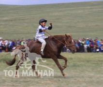 Гарсан цагаас өнгөлсөн Б.Ерөөлтийн зээрд халзан барианд орж буй нь 