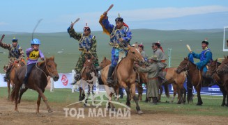 Гиннесийн дээд амжилт тогтоох уралдаанд аман хүзүүнд хурдалж буй нь