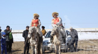 Хараа булаасан хос морьтонгууд