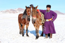 В.Баянмөнх: Улаан даавуу уяж цагаан хэл амыг зайлуулдаг гэдэг