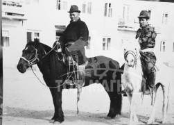 В.Баянмөнх: Улаан даавуу уяж цагаан хэл амыг зайлуулдаг гэдэг