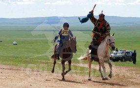 АХ-ын 90 жилийн ойнАХ-ын 90 жилийн ойн шүдлэнгийн айргийнг гуравт хурдалсан зээрд үрээ