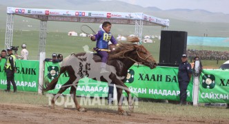 Аймгийн Алдарт уяач Ц.Мөнххуяг: Эцэг шигээ хурдан адуу болоосой хэмээн бэлгэдэж, азаргаа Янзага хэмээн нэрийдсэн