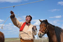 аймгийн Алдарт уяач С.Омбосүрэн: Манай сумын уяачид тойргийн сумдадаа илүүрхэнэ шүү