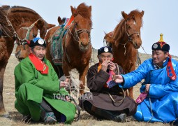 Аймгийн Алдарт уяач Г.Гантулга: Ааваас өвлөсөн унаган адуугаараа одтой сайхан наадаж байна