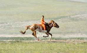 АЙМГИЙН АЛДАРТ УЯАЧ Л.БАТЖАРГАЛ: ХУРДАН МОРЬ УНАЖ ӨССӨН ХҮҮХЭД ЖИНХЭНЭ ЭР ХҮН БОЛЖ ТӨЛӨВШДӨГ