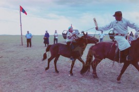 Бор хээр морь даагандаа сумын наадамд түрүүлж буй нь