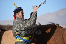 АЙМГИЙН АЛДАРТ УЯАЧ Р.БЭХБАТ: Миний адуу сайн болохоор хүмүүс захын дааганаас л хоргоодог юм