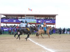 Аймгийн Алдарт уяач Г.Хадхүү: Аавынхаа бөхийн цол дууддаг байсан цэнгэлдэхэд унаган хүлгээ цоллууллаа