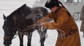 МУ-ын Манлай уяач Ч.Улаан: Аав маань үе дамжин ирсэн гурван нүдтэй загасан тамгаа өгсөн