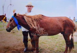 АЙМГИЙН АЛДАРТ УЯАЧ Д.МӨНХЦОГ: Нутаг, аав, шандаст хүлэг гурваараа овоглож орон даяар цоллуулахаас илүү бахархал хаана байх вэ