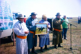 АЙМГИЙН АЛДАРТ УЯАЧ Д.МӨНХЦОГ: Нутаг, аав, шандаст хүлэг гурваараа овоглож орон даяар цоллуулахаас илүү бахархал хаана байх вэ